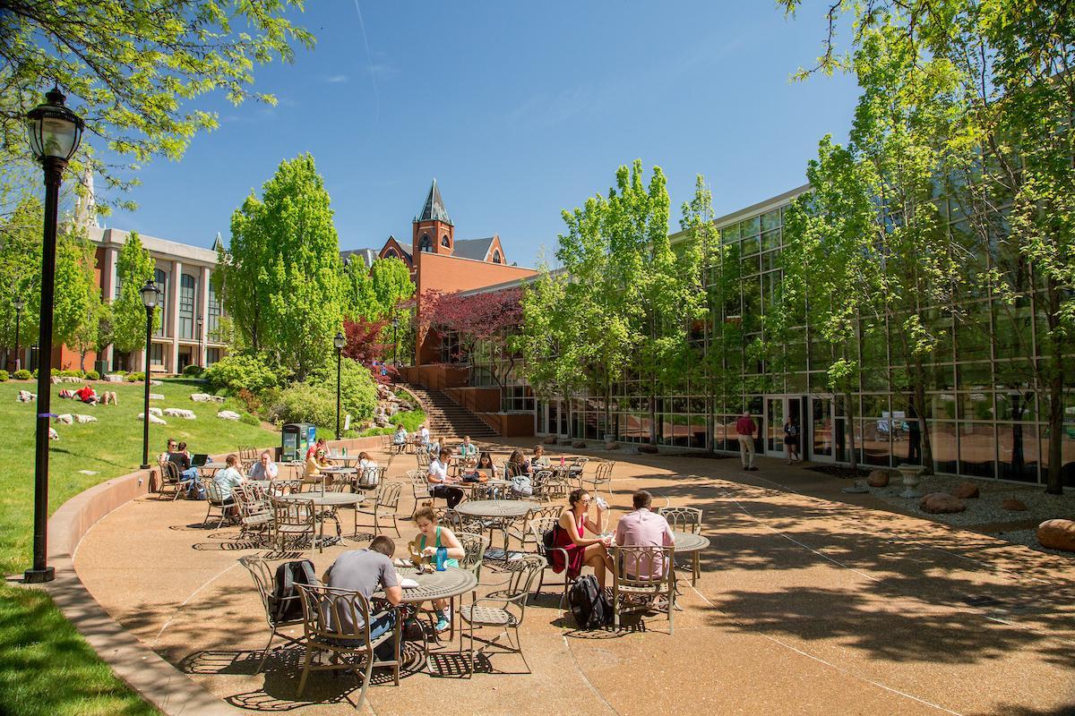 Outside 博彩网址大全's Busch Student Center, home to student organizations as well as dining options that include the Saint Louis Bread Company and an on-campus bar and grill. 